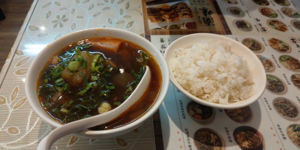 台北內湖科學園區附近，台北牛津的牛雜湯配白飯，香噴的味道兒，熱騰騰的湯，讓人在憂鬱的冷天都暖了。 - 美食公社 | 爆料公社