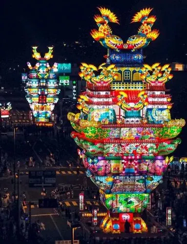 日本汽 天空の不夜城七夕傳統夏日祭典 每年夏天都很期待日本的夏日盛典,而夏日祭通 常在7月到8月酷暑吋期挙,主要包括京都袛園 祭、大阪天神祭
