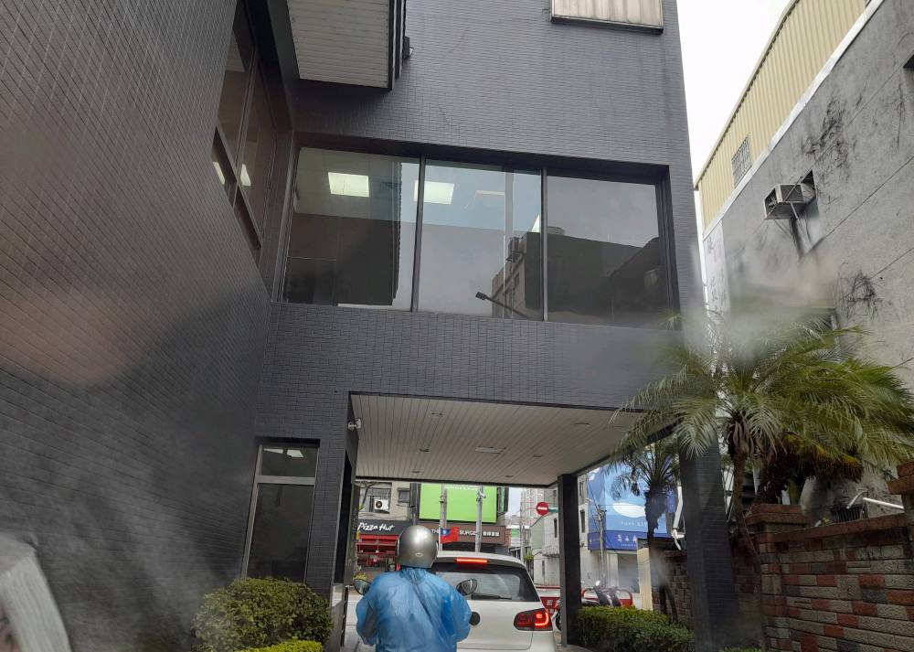 颱風天得來速車總是特別多,北部下午開始刮風飄毛毛雨,前方國旗不畏風雨迎風飄揚。 內心獨白:放颱風天標準現在政治考量都遠超過專業數據分析,所以為 ...