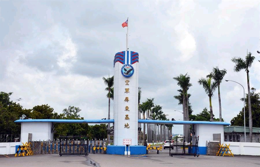 一名陸軍八軍團駐守空軍屏東基地油料分隊的林姓上兵 昨日下午在營區內輕生身亡 目前軍方已通報憲兵單位及警方進行調查 也已通知家屬到場 明天檢察官將進行相驗 以釐清安情 林姓上兵下午突然失蹤 軍方隨即在營區四處找人 同袍發現林姓上兵時 人已在營區樹林中