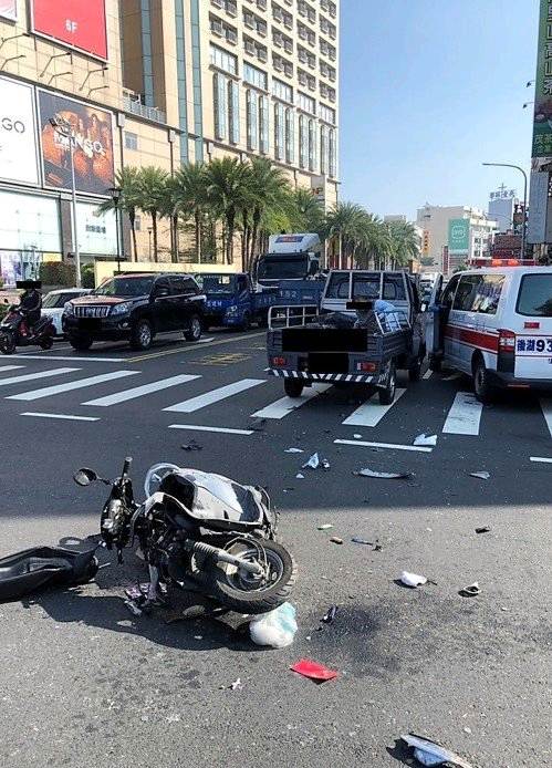 嘉義市忠孝路與新生路口 今天上午十點多發生一起車禍 55歲林男騎車不明原因衝撞一輛小貨車後方 人彈飛至貨車後車斗 貨車駕駛聽到巨大撞擊聲停車 才發現林男痛苦躺在車後 立即報案 消防員到場發現林雙腳骨折 變形 急救送醫治療 相關肇事原因警方調查中 爆料公社