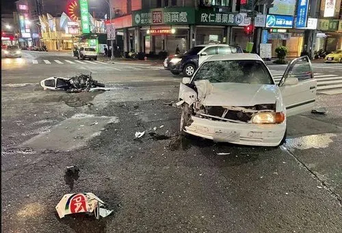 高雄市三民區大豐二路與大昌二路口 昨天晚上10點多發生一起 爆料公社