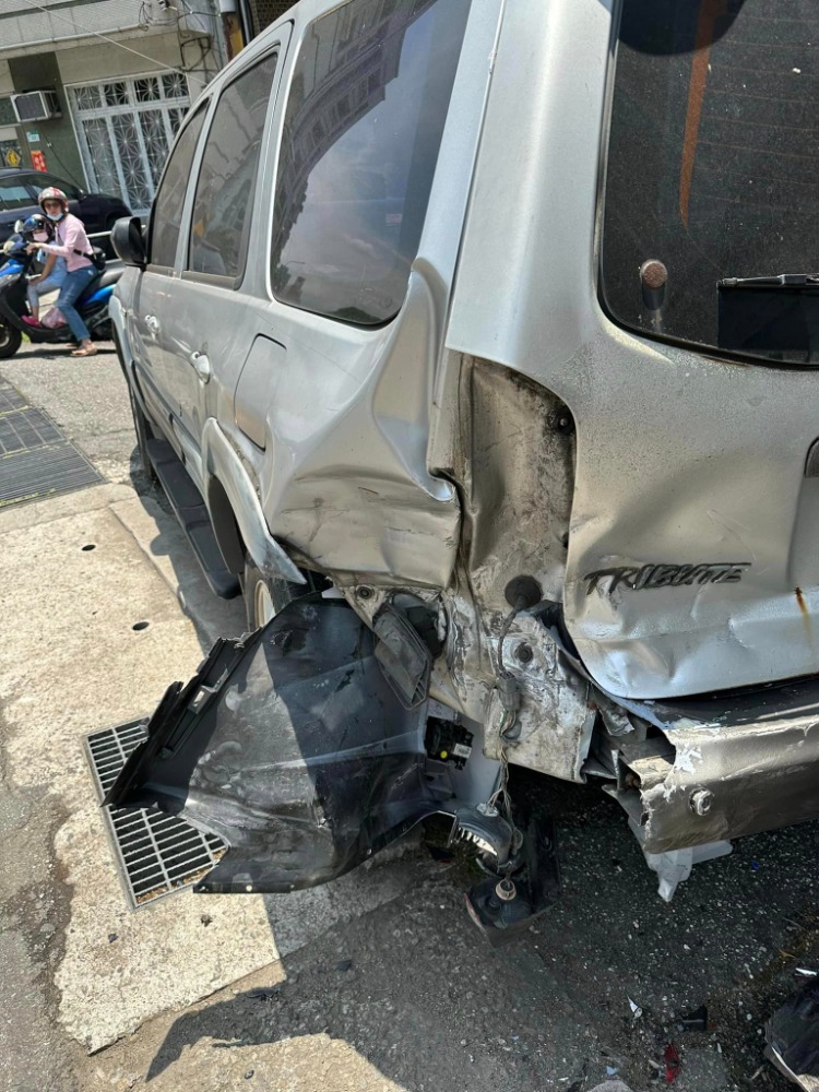 車停路旁被撞,保險公司只願賠三萬,他無奈:維修費就超過很多! | 爆料公社