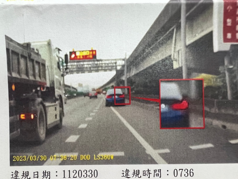 右側道路縮減切到開放路肩被開「未打方向燈」,他不滿:我直行呀! | 爆料公社