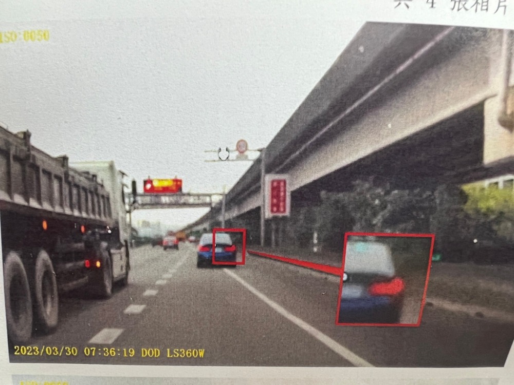 右側道路縮減切到開放路肩被開「未打方向燈」,他不滿:我直行呀! | 爆料公社