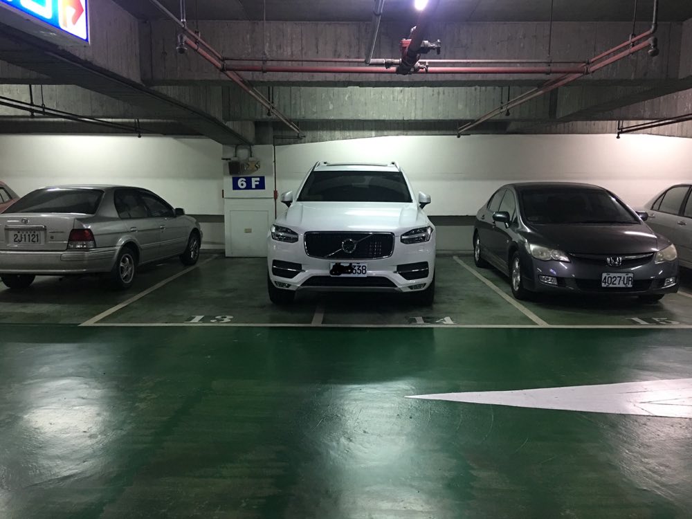 一位難找的地方就是有這種停車方式 台中中友百貨旁停車大樓6樓 爆料公社