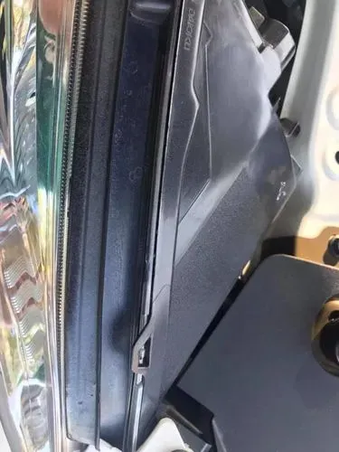 回原廠估價烤漆換配件 一個月後洗車時發現車右側面多處遭飛漆噴 爆料公社