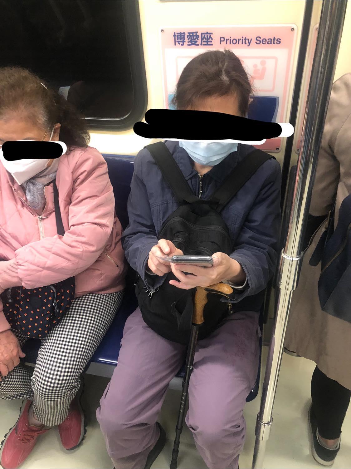 女上捷運坐博愛座,竟被大叔「拍大腿」叫起讓座,網怒:可以告性騷擾了! | 爆料公社